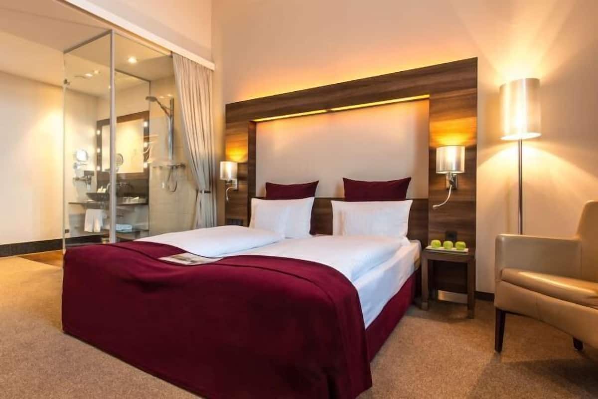 1 bedroom, hypo-allergenic bedding, minibar, in-room safe