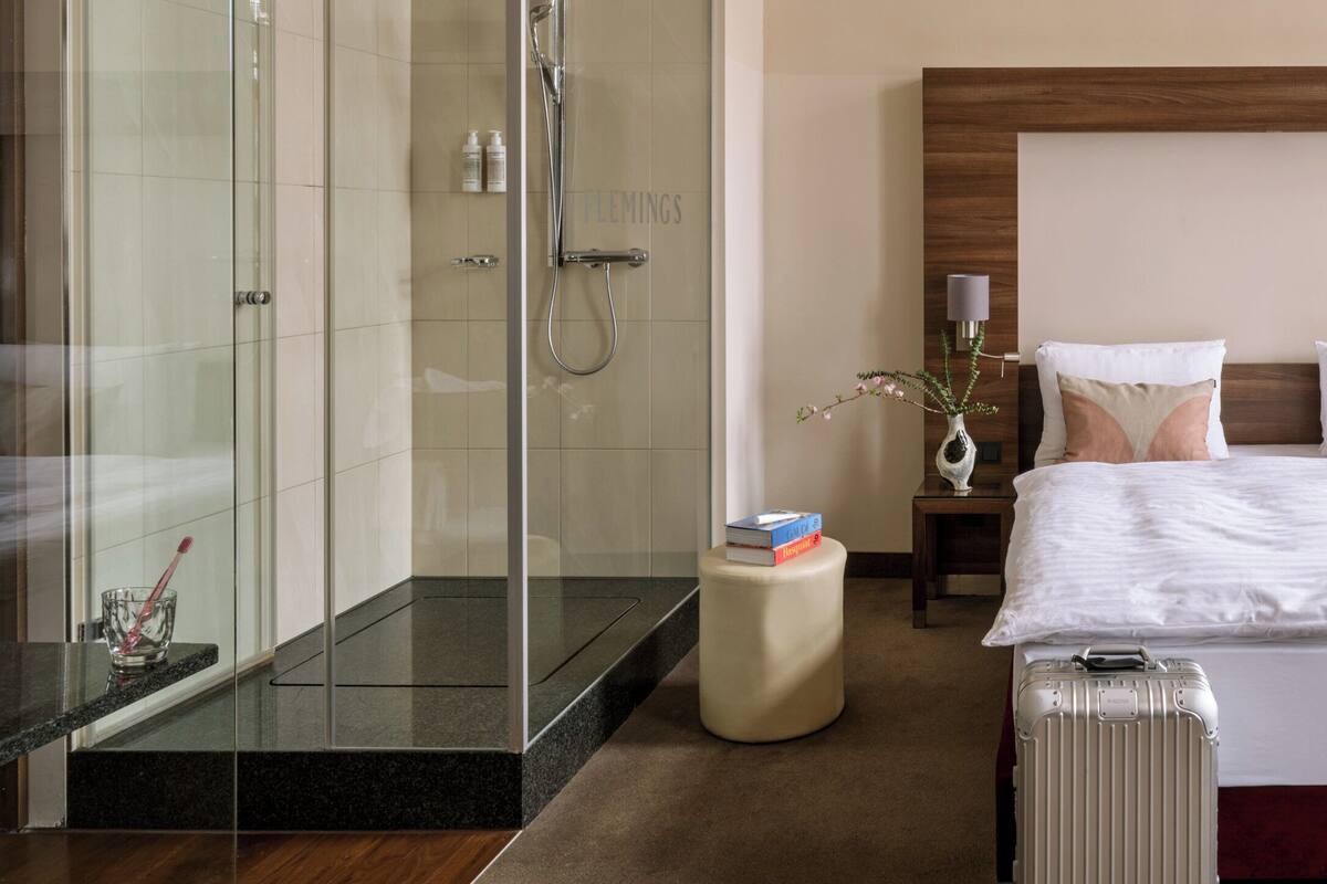 Hypo-allergenic bedding, in-room safe, desk, blackout curtains