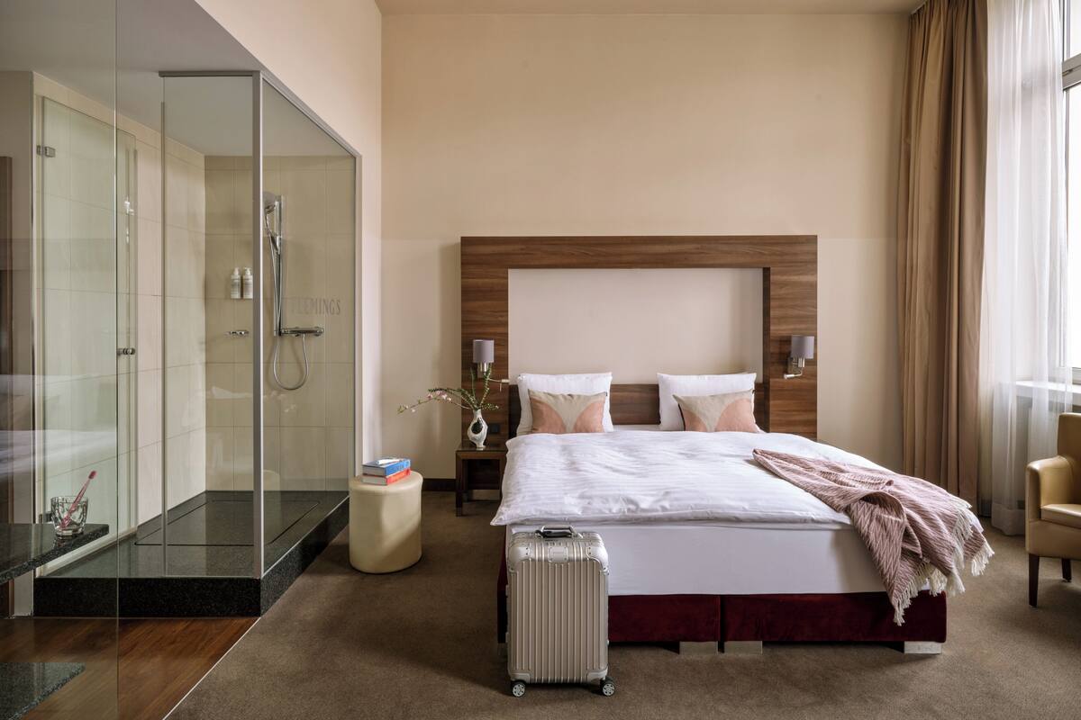 Roupas de cama antialérgicas, cofres nos quartos, escrivaninha