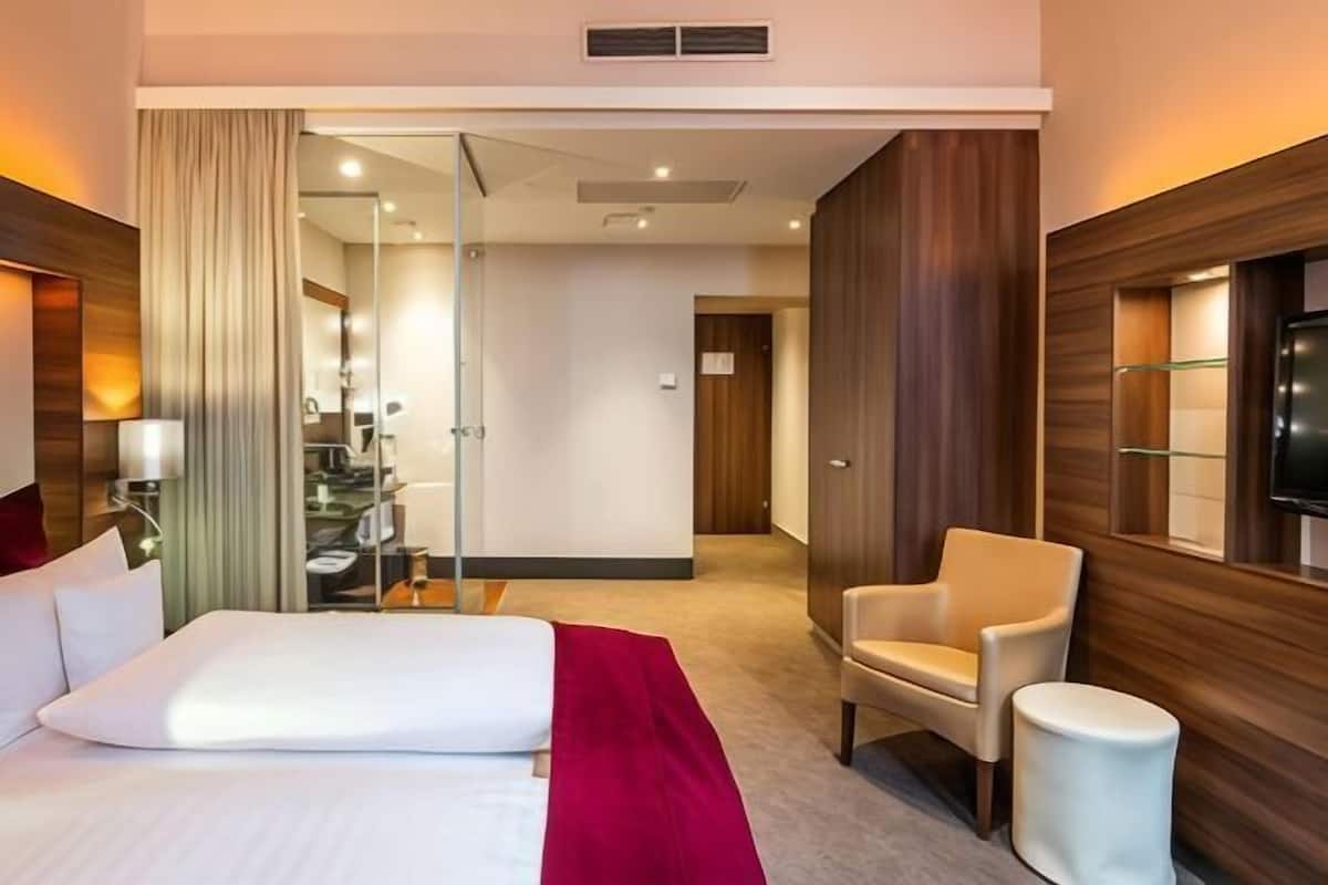 1 bedroom, hypo-allergenic bedding, minibar, in-room safe