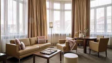 Suite – signature | Allergitestet sengetøy, minibar, safe på rommet og skrivebord