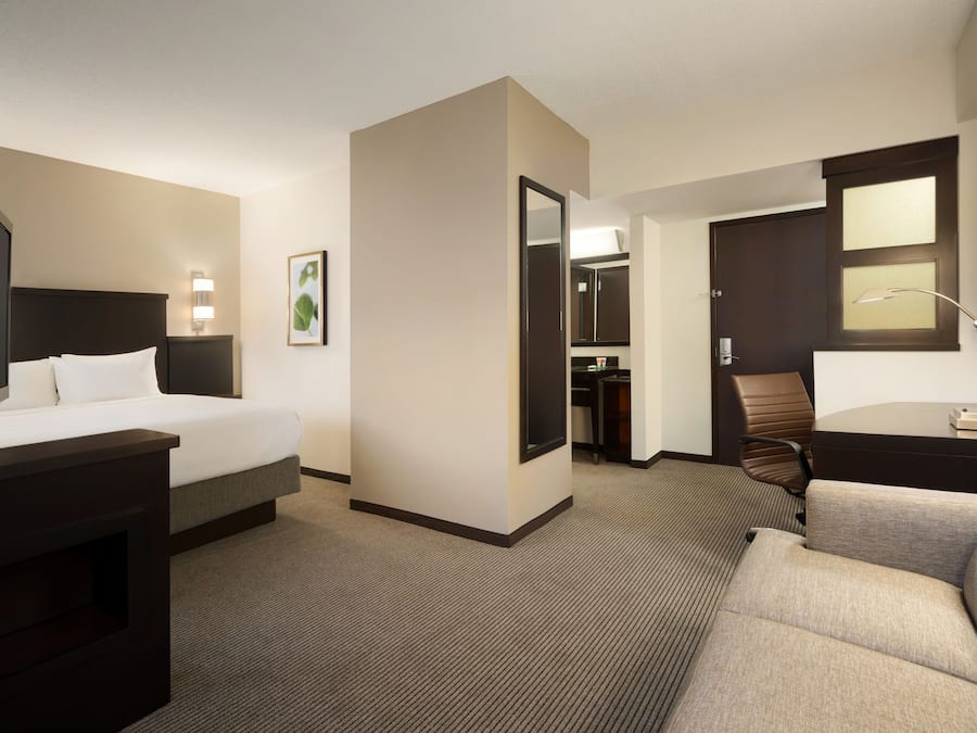 Ropa de cama de alta calidad y caja de seguridad en la habitación