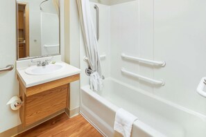 Chambre, 2 lits doubles, accessible aux personnes à mobilité réduite, non-fumeurs | Salle de bain | Ensemble douche/baignoire, sèche-cheveux, serviettes fournies