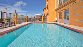 Kolam renang terbuka bermusim