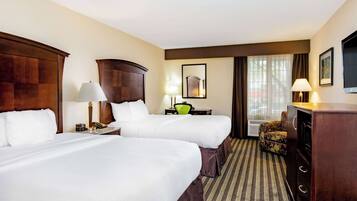 Room, 2 Katil Ratu (Queen), Accessible (Mobility/Hearing Impaired Accessible) | Peralatan tempat tidur premium, gebar bulu kapas, tilam berlapik, meja