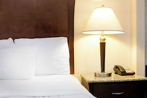 高級寝具、羽毛の掛け布団、ピロートップベッド、デスク