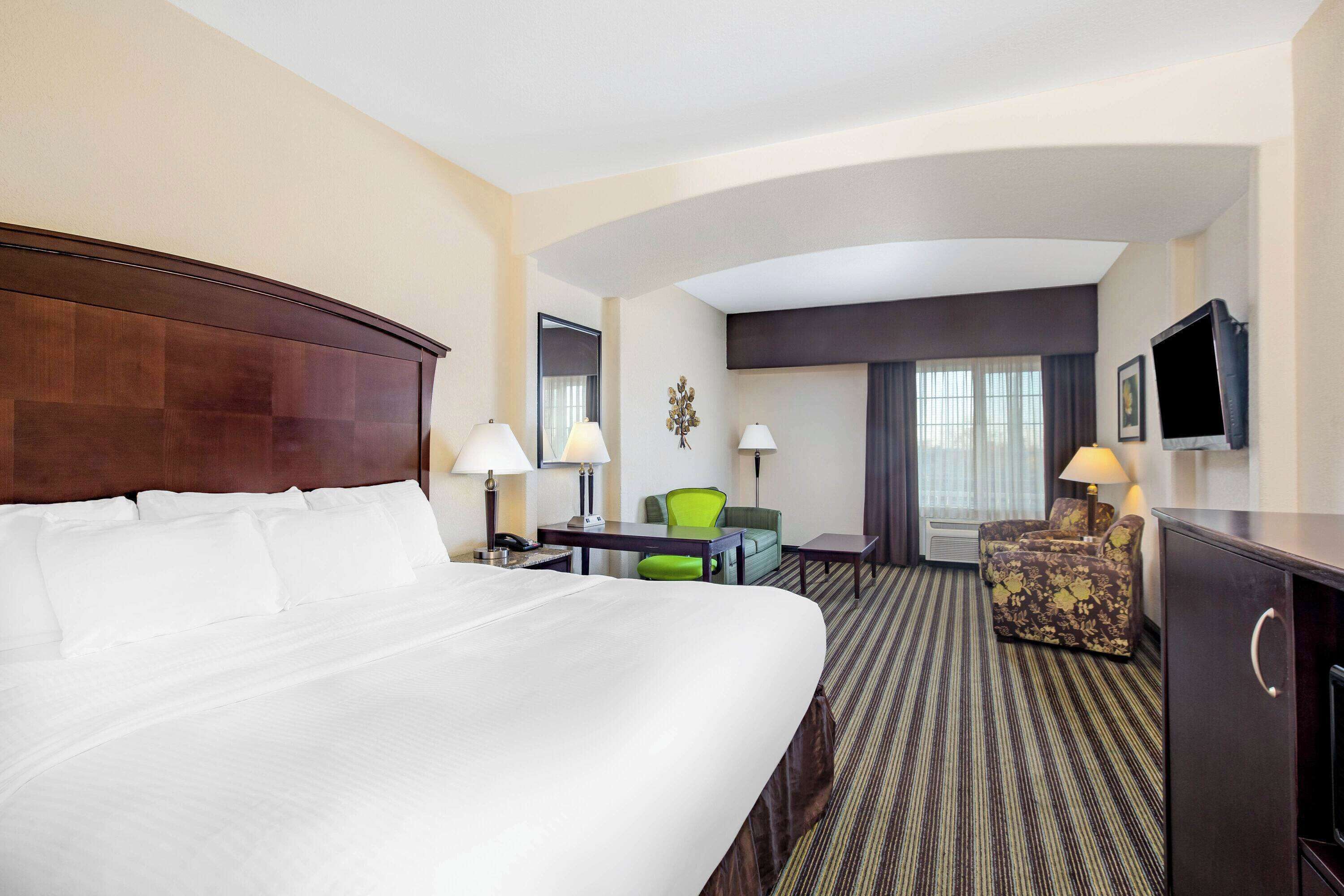 executive room, 1 king bed | premium bedding, down duvets, pillow-top beds, desk