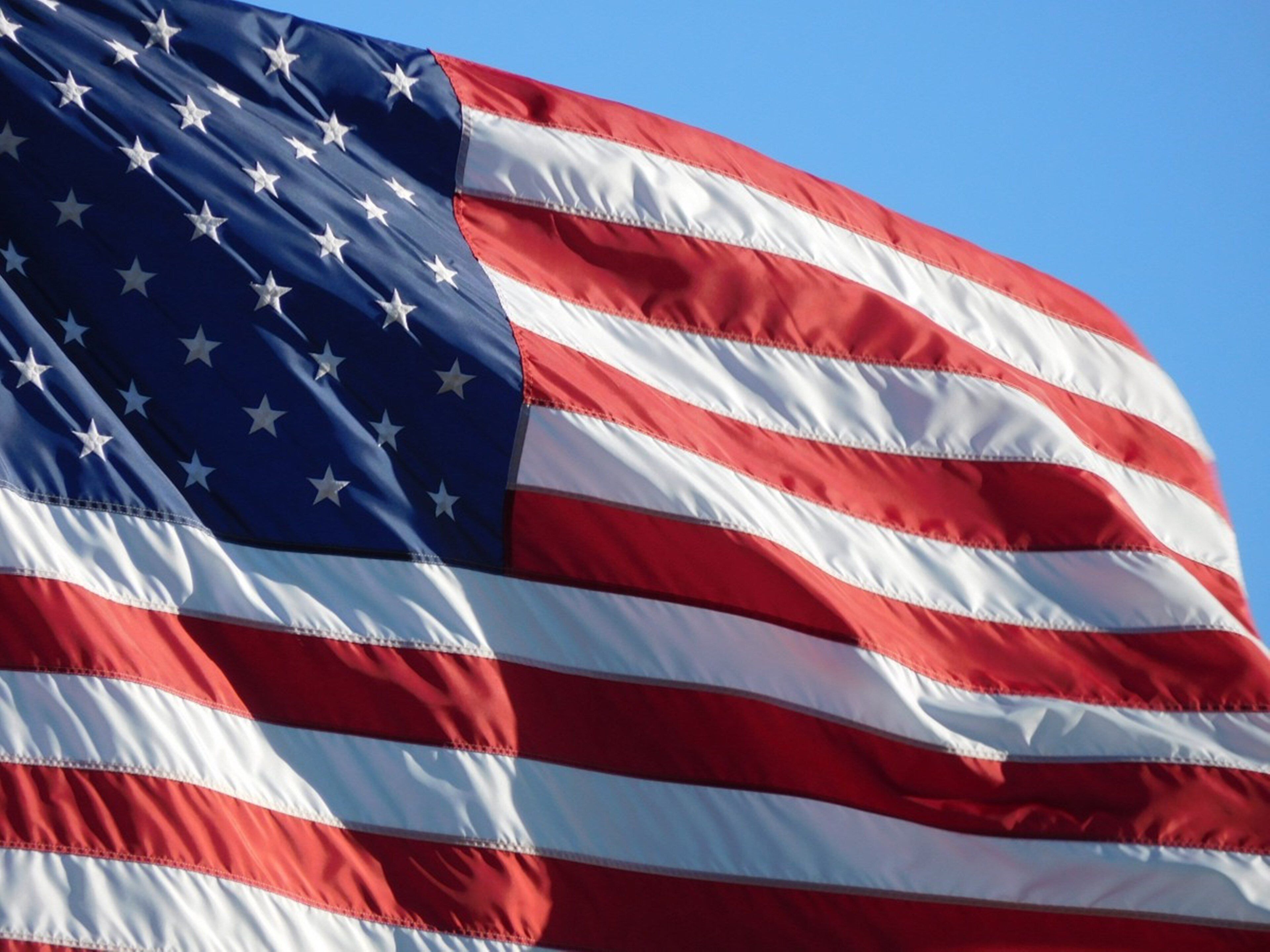 Een detailopname van de Amerikaanse vlag met sterren en strepen.
