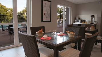 Sarapan bufet setiap hari (EUR 10 seorang)