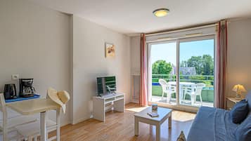 Studio for 2 people with balcony or terrace | Living area | 66-cm TV with cable channels