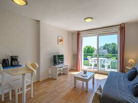 Estúdio, sacada | Área de estar | TV 66 cm com canais a cabo