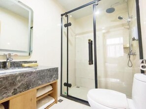 Buồng tắm vòi sen, máy sấy tóc 