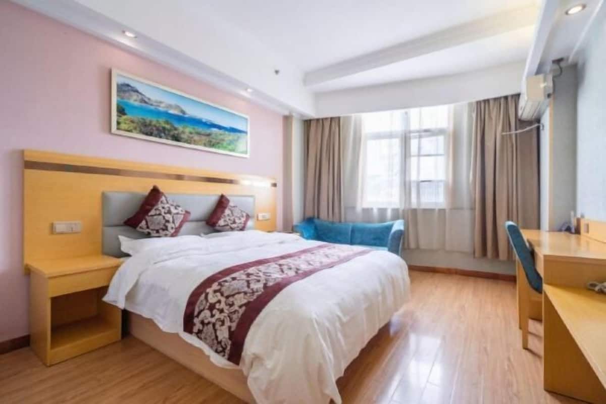 1 bedroom, blackout drapes, free WiFi