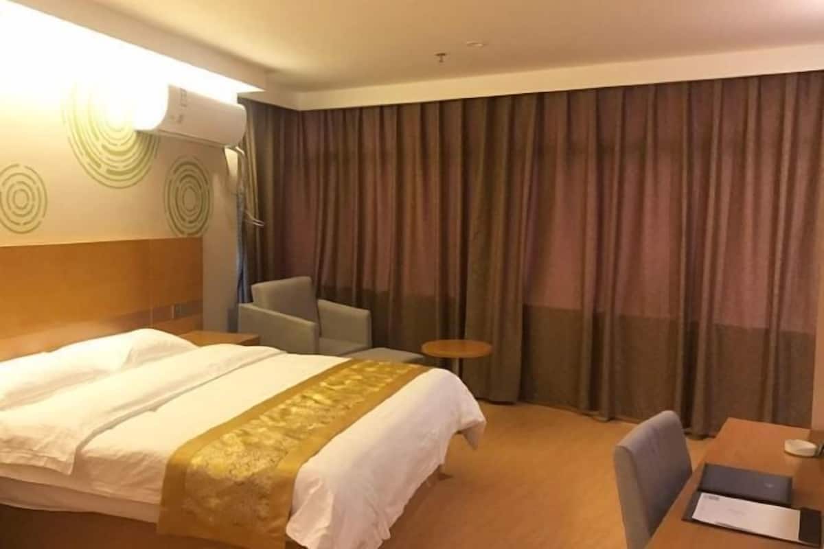 1 bedroom, blackout drapes, free WiFi