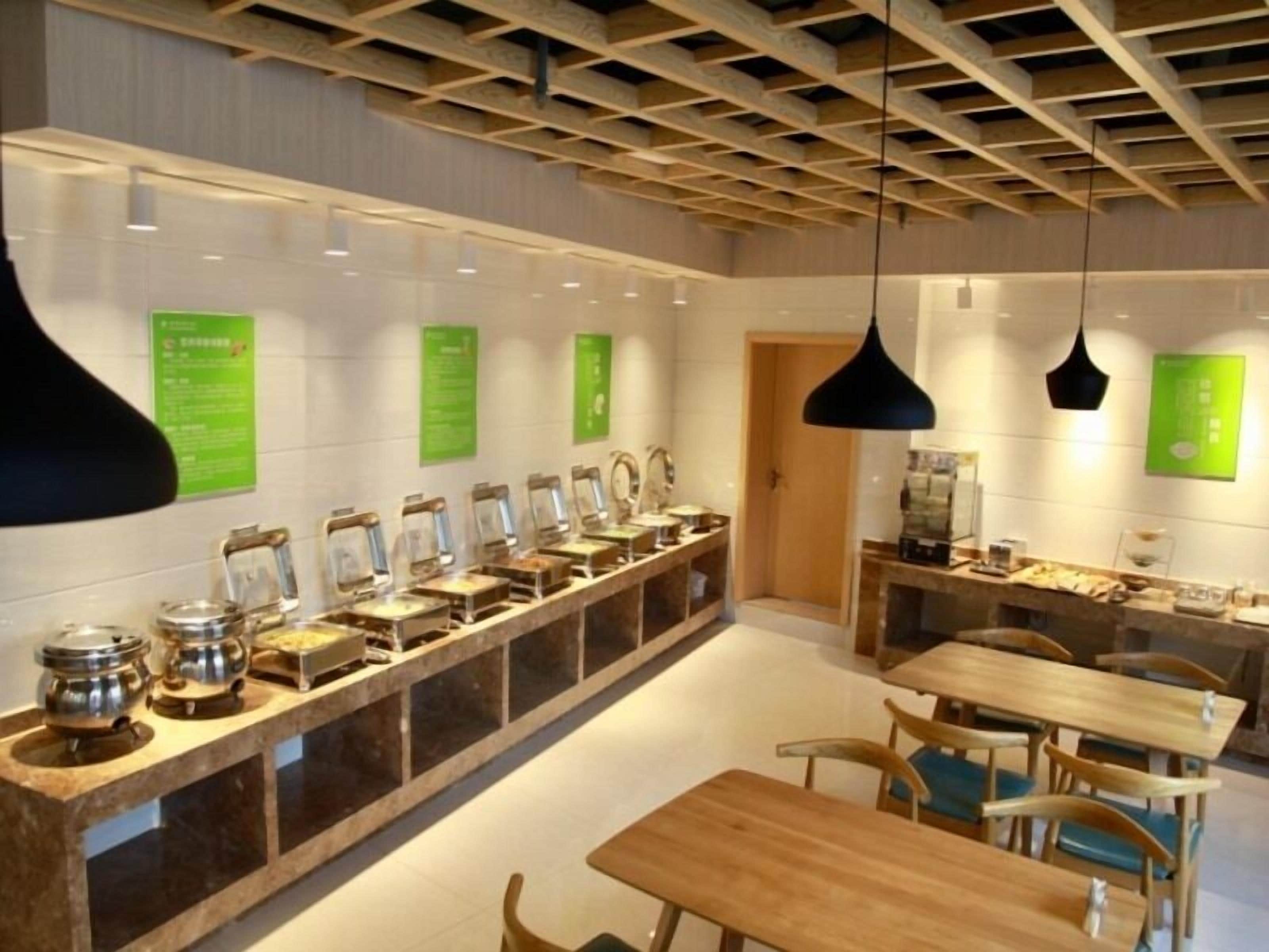 Breakfast (CNY 15 per person)