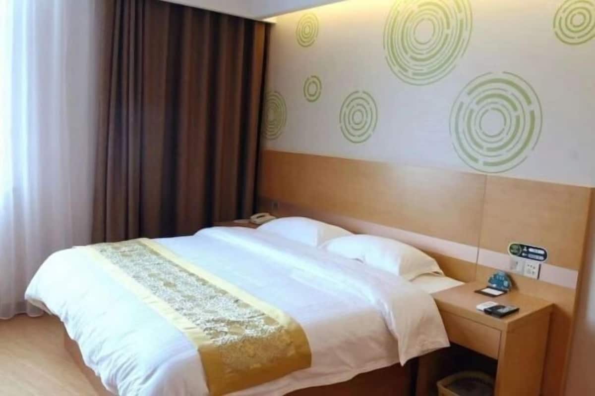 1 bedroom, blackout drapes, free WiFi