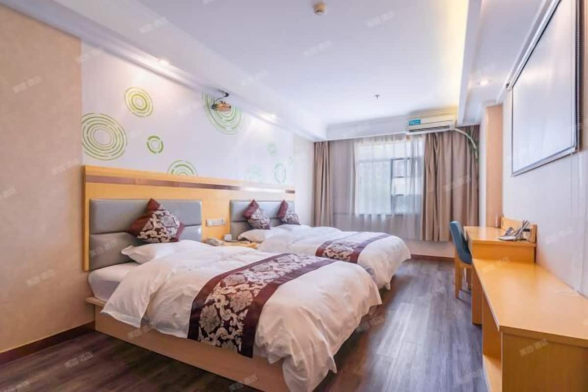 1 bedroom, blackout drapes, free WiFi