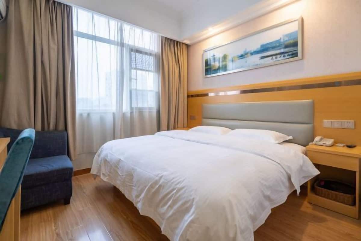 1 bedroom, blackout drapes, free WiFi