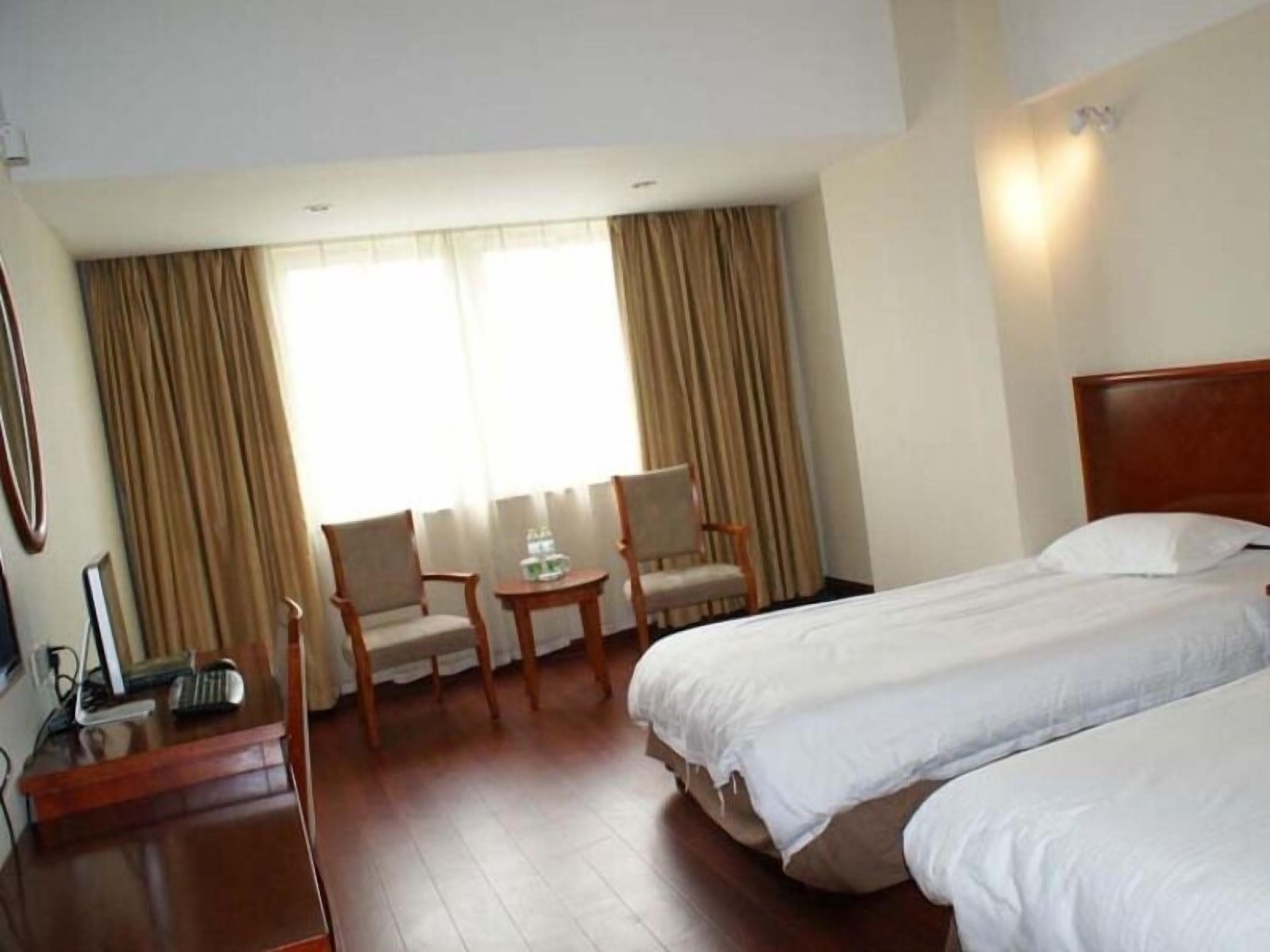 Deluxe Twin Room | Desk, blackout curtains, iron/ironing board, free wired Internet