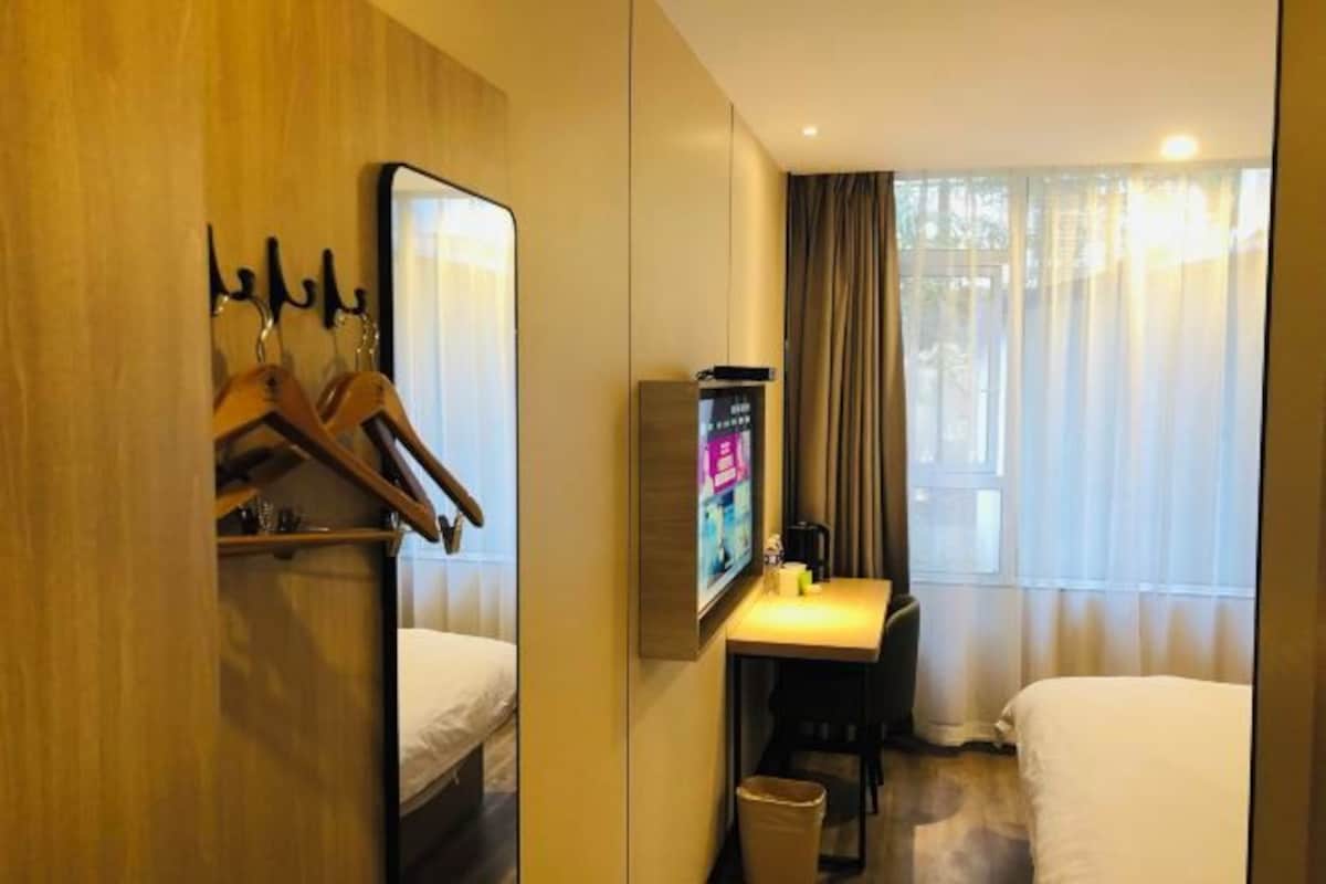 Cofres nos quartos, cortinas blackout, Wi-Fi de cortesia