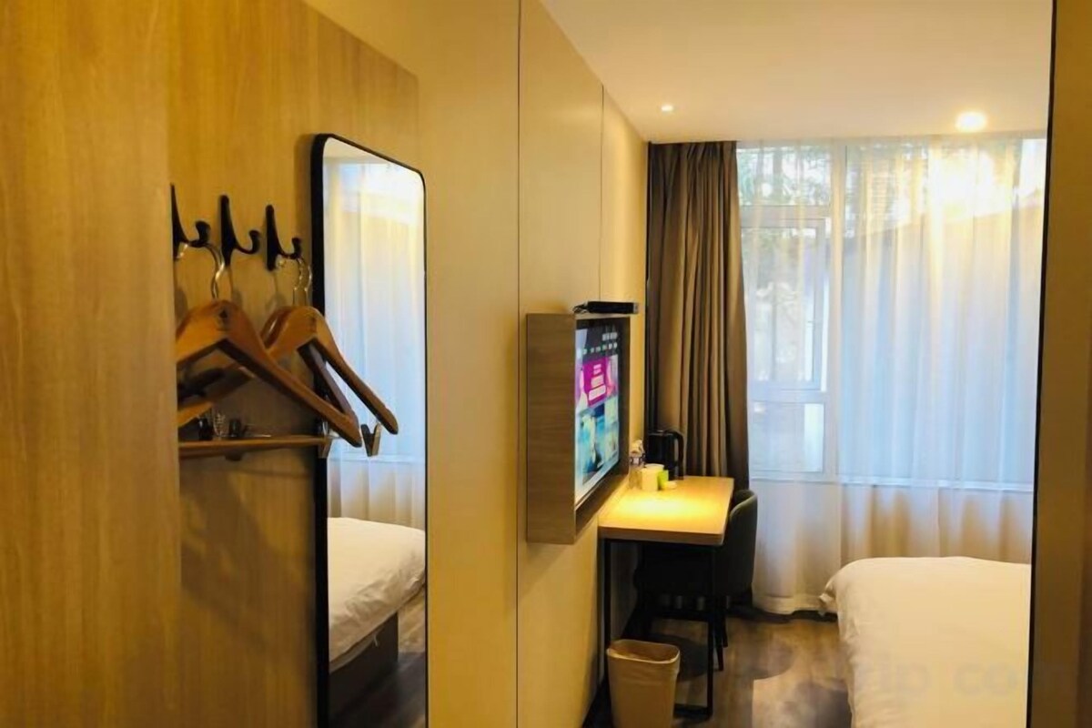 Double Room (Bed Width: 1.8 M)