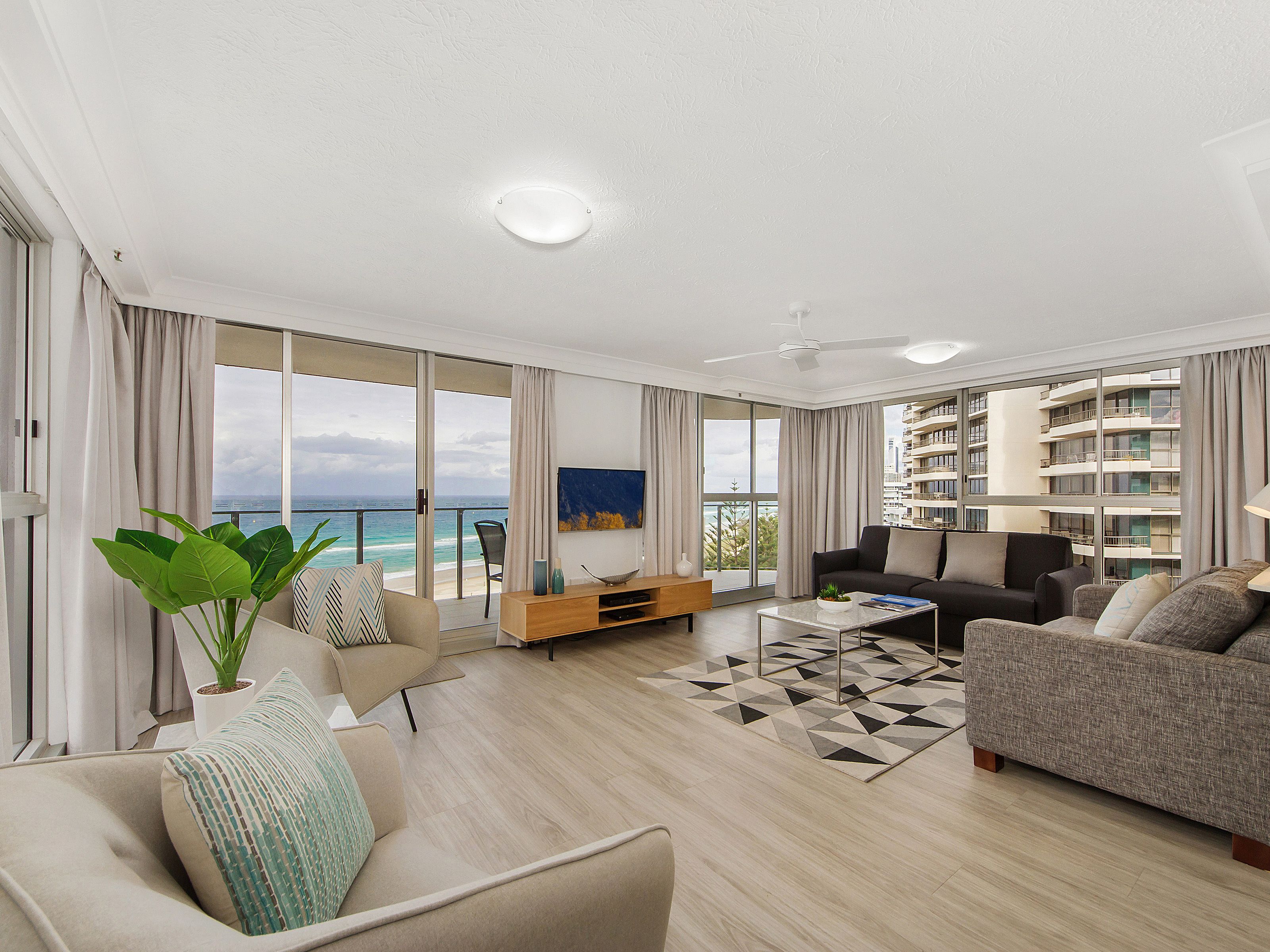 2 Bdrm Superior Beachfront Apt | Living room