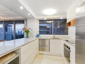 Superior-Apartment, 2 Schlafzimmer, Flussblick | Eigene Küche | Großer Kühlschrank, Mikrowelle, Ofen, Herdplatte