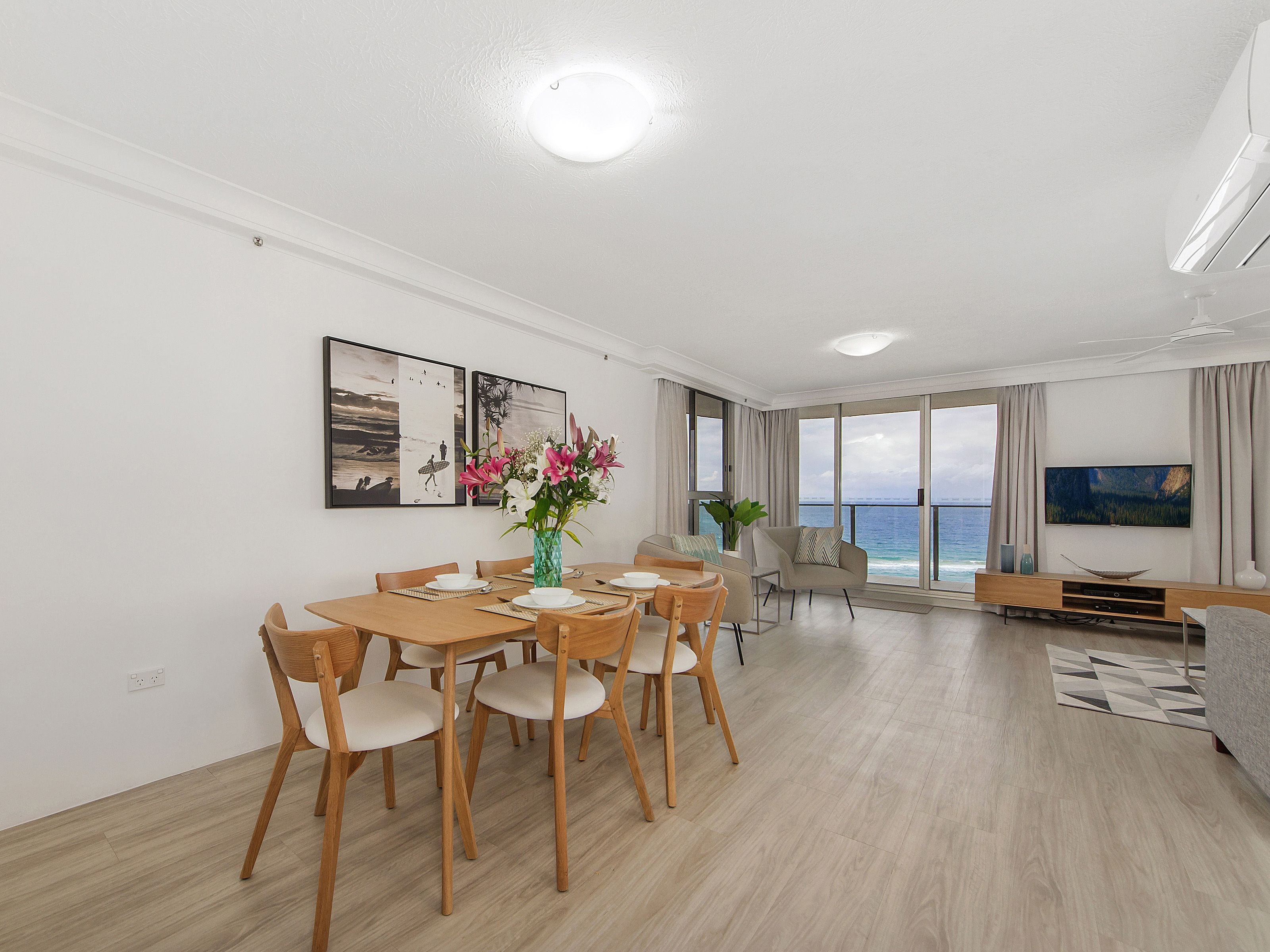 2 Bdrm Superior Beachfront Apt | In-room dining