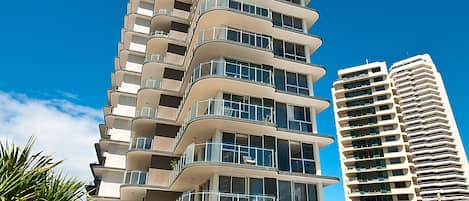 Hồ bơi trong nhà, hồ bơi ngoài trời, ghế dài tắm nắng