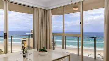 2 Bdrm Superior Beachfront Apt | In-room dining