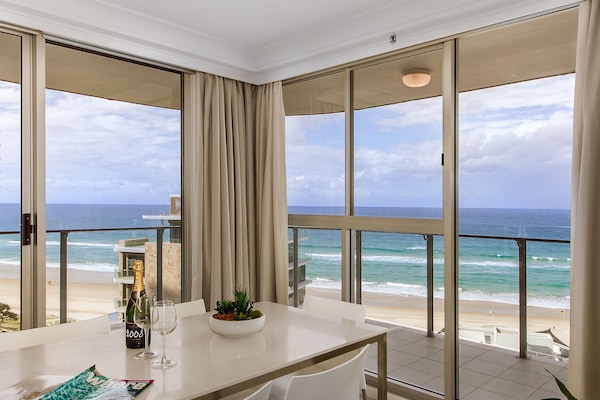 Apartamento superior, 2 habitaciones, frente a la playa | Servicio de comidas en la habitación