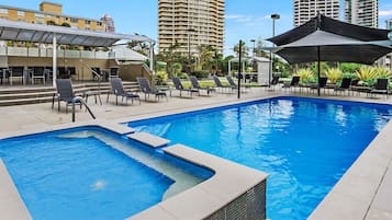 Una piscina techada, una piscina al aire libre