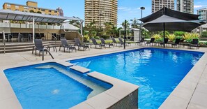 Una piscina cubierta, una piscina al aire libre, tumbonas