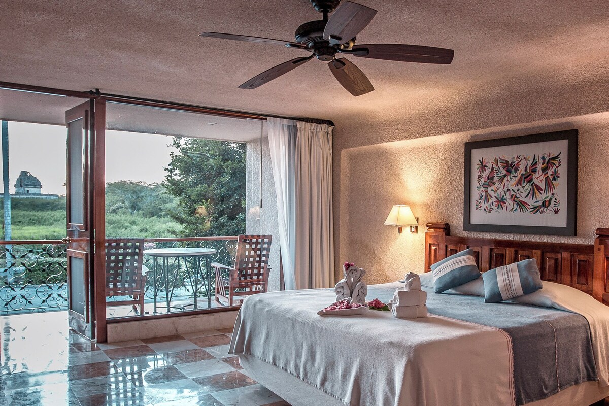 Superior Suite, 1 King Bed | Premium bedding, minibar, in-room safe, desk