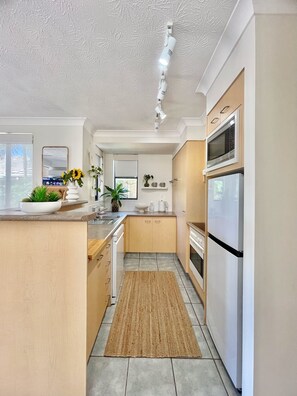 Comfort Apartment, 2 Bedrooms, Park View | Private kitchen