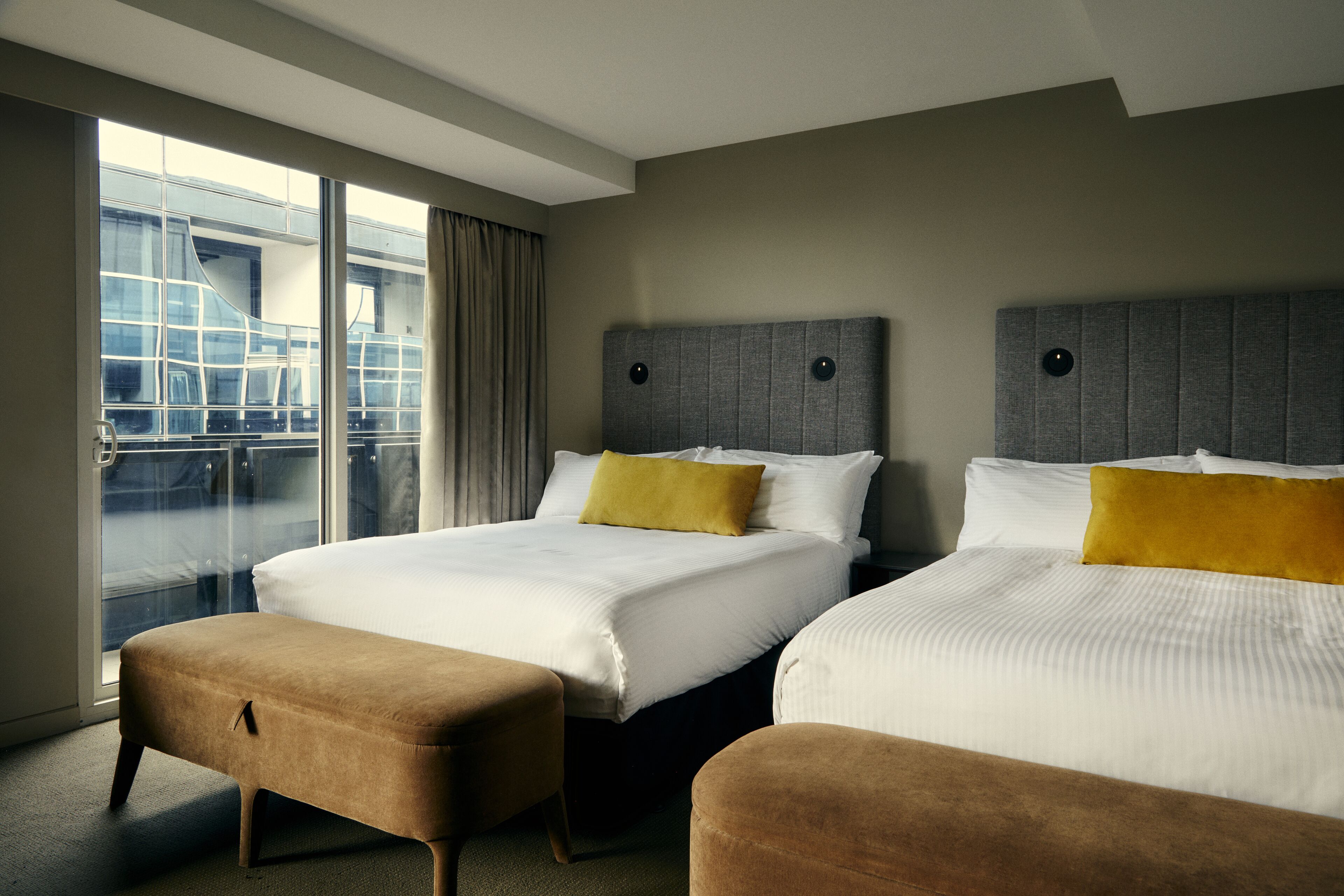 Caja de seguridad en la habitación y escritorio 