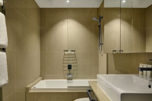 Shower, free toiletries, hair dryer, towels - The Kinson (Melbourne)