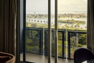 Suite Bayview Balcony | In-room safe, desk, laptop workspace, blackout drapes