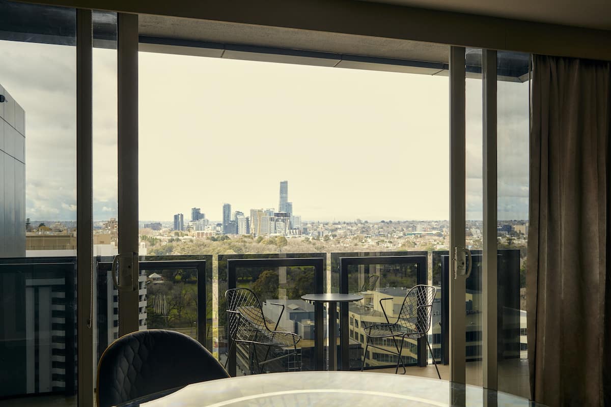 Junior suite, balkon, uitzicht op park | 1 slaapkamer, een kluis op de kamer, een bureau, een laptopwerkplek