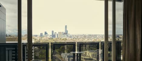 Suite junior, balcón, vistas al parque | 1 dormitorio, caja fuerte, escritorio