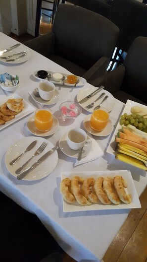 Daily buffet breakfast (USD 15 per person) - Le Biblo Hotel Boutique (Montevideo)