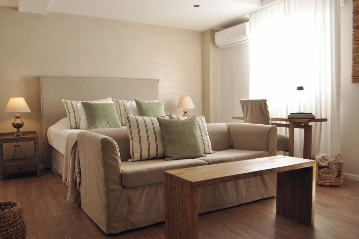 Standard Studio, 1 King Bed | Egyptian cotton sheets, pillowtop beds, minibar, in-room safe
