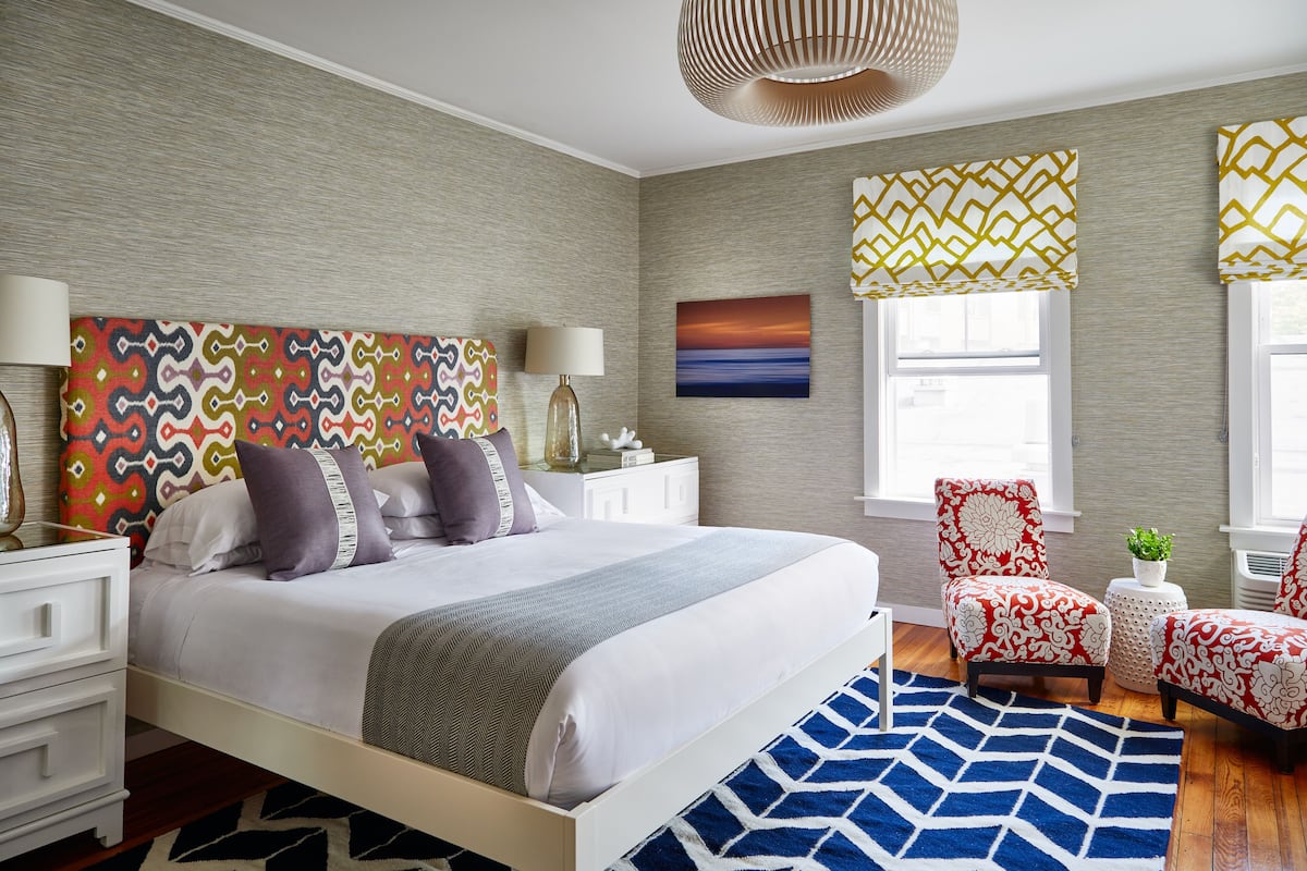 Queen | Premium bedding, desk, iron/ironing board, free WiFi