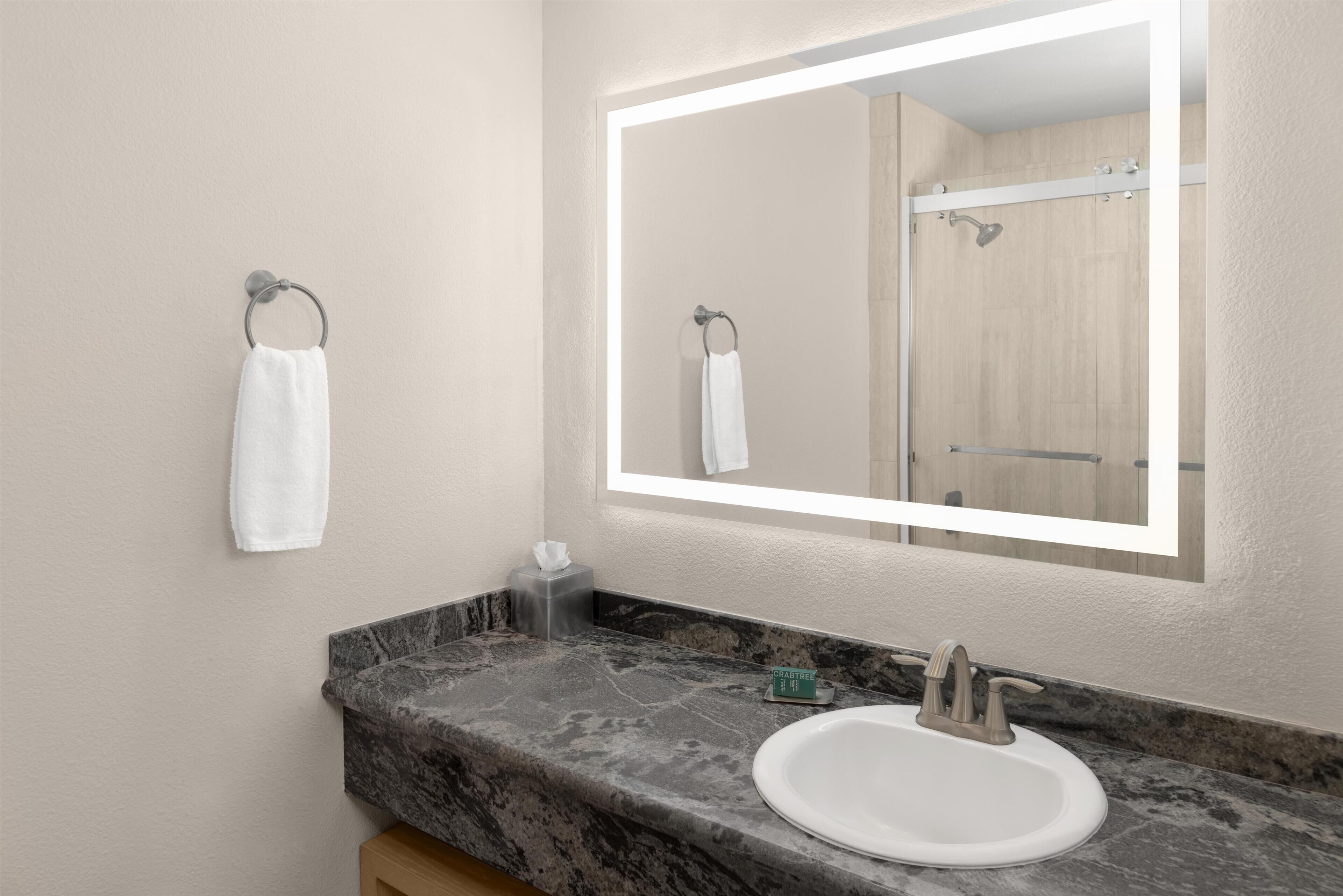 مستلزمات مجانية للعناية الشخصية، مجففات شعر، مناشف، صابون