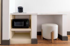 أغطية فراش متميزة وأسرّة بطبقة علوية مريحة وخزنة داخل الغرفة ومكتب