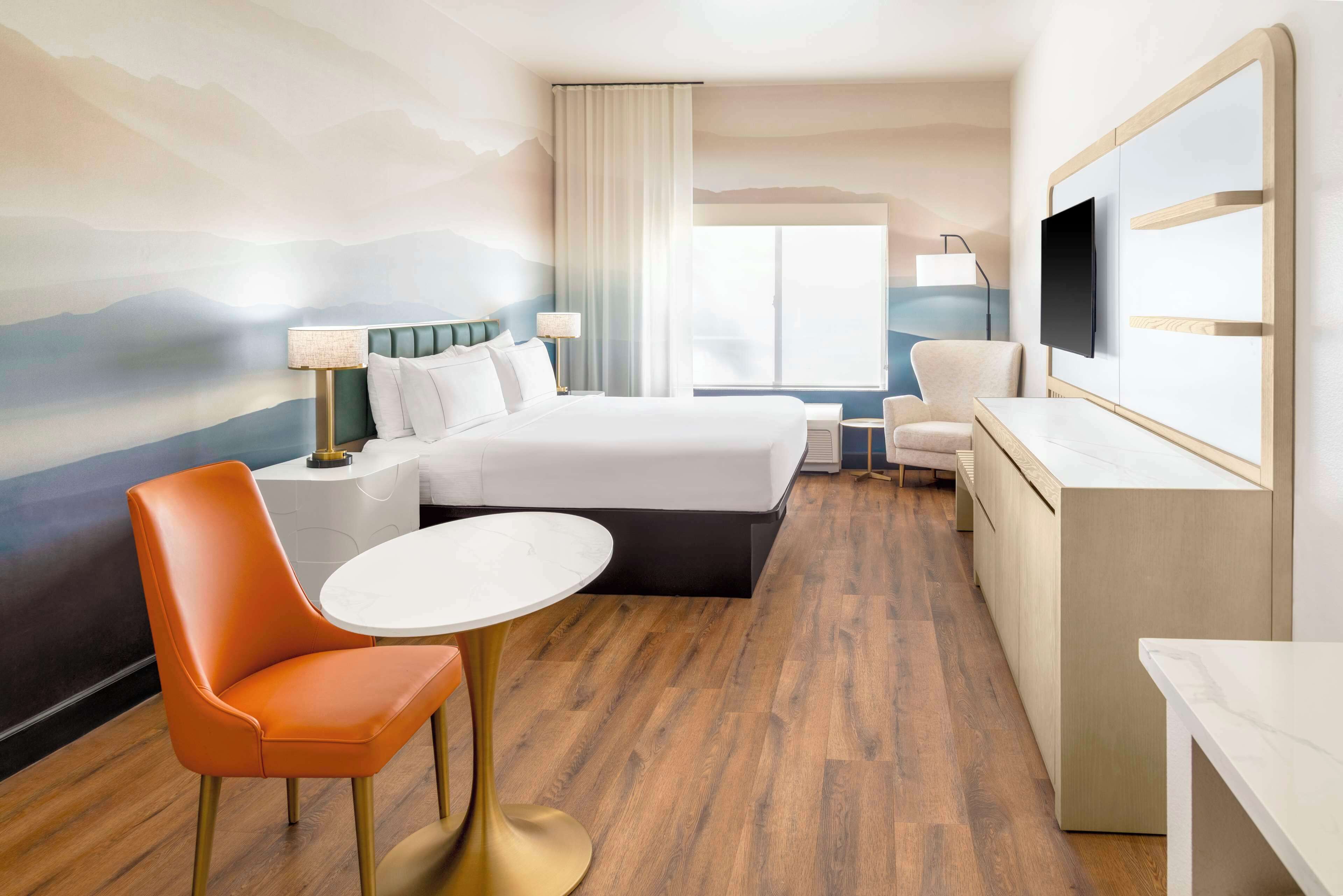 premium bedding, pillow-top beds, in-room safe, desk