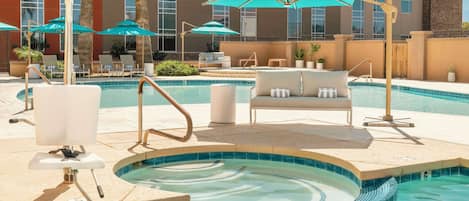 2 من حمّامات السباحة الخارجية، مقاعد للتشمس