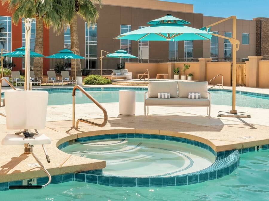 2 buitenzwembaden, ligstoelen bij het zwembad