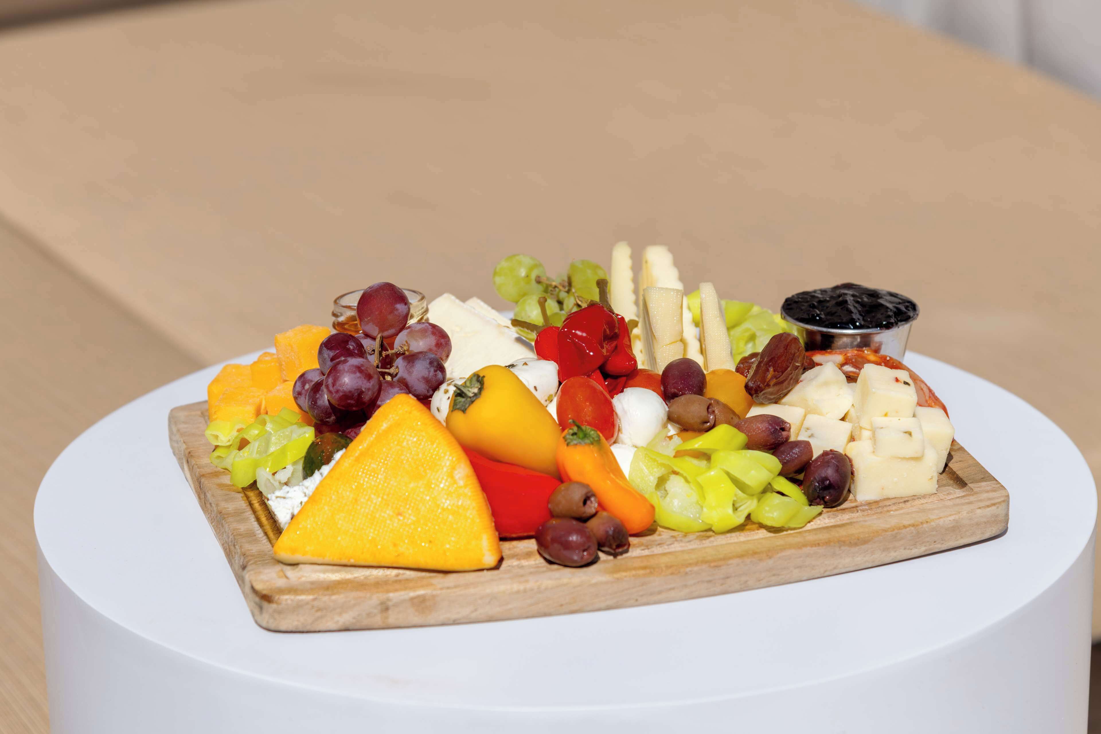 Eine Obst- und Käseplatte auf einem weißen Tisch.