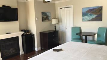 Chambre Deluxe, 1 trÚs grand lit | Literie hypoallergénique, fer et planche à repasser, Wi-Fi gratuit